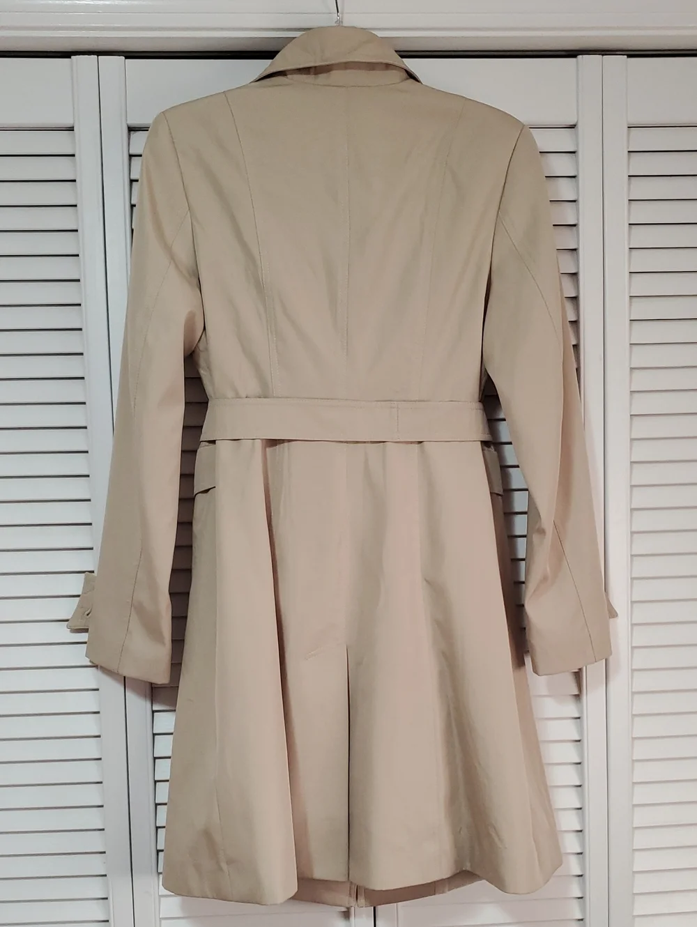 Women's Modern Style Belted Trench Coat. Size M